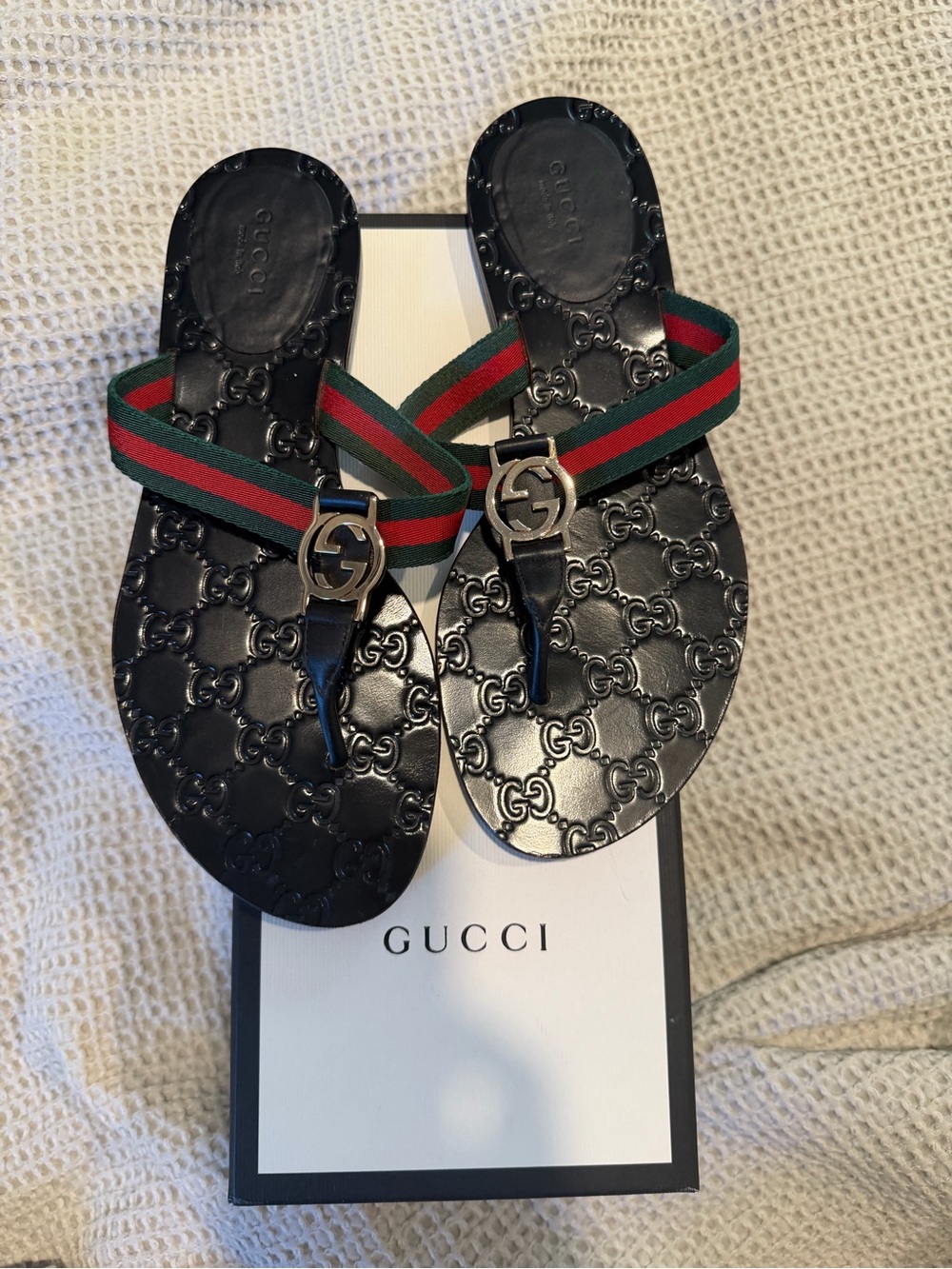 Gucci Black Patent GG Thong Sandals with Green and Red Web Women